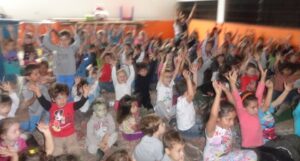 CONTAR HISTÓRIAS É UM ATO ENTRELAÇADO Á BRINCAR...