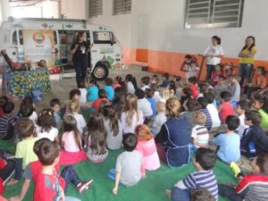 CONTAR HISTÓRIAS É UM ATO ENTRELAÇADO Á BRINCAR...