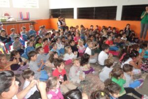 CONTAR HISTÓRIAS É UM ATO ENTRELAÇADO Á BRINCAR...