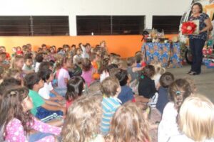 CONTAR HISTÓRIAS É UM ATO ENTRELAÇADO Á BRINCAR...