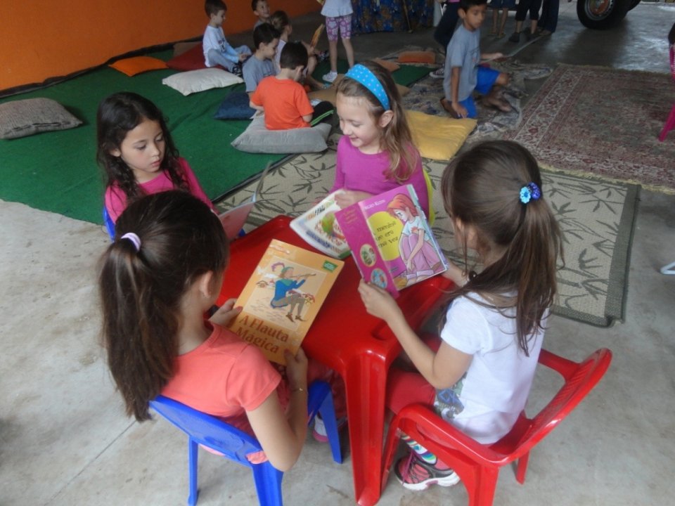 CONTAR HISTÓRIAS É UM ATO ENTRELAÇADO Á BRINCAR...