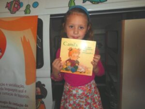 CONTAR HISTÓRIAS É UM ATO ENTRELAÇADO Á BRINCAR...