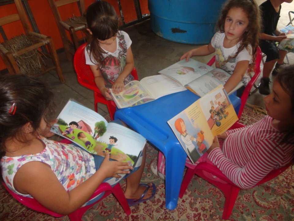 CONTAR HISTÓRIAS É UM ATO ENTRELAÇADO Á BRINCAR...