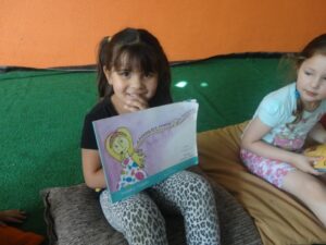 CONTAR HISTÓRIAS É UM ATO ENTRELAÇADO Á BRINCAR...