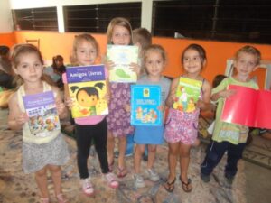 CONTAR HISTÓRIAS É UM ATO ENTRELAÇADO Á BRINCAR...