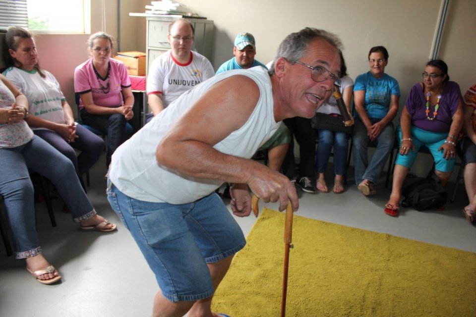 CONTAR HISTÓRIAS É UM ATO ENTRELAÇADO Á BRINCAR...