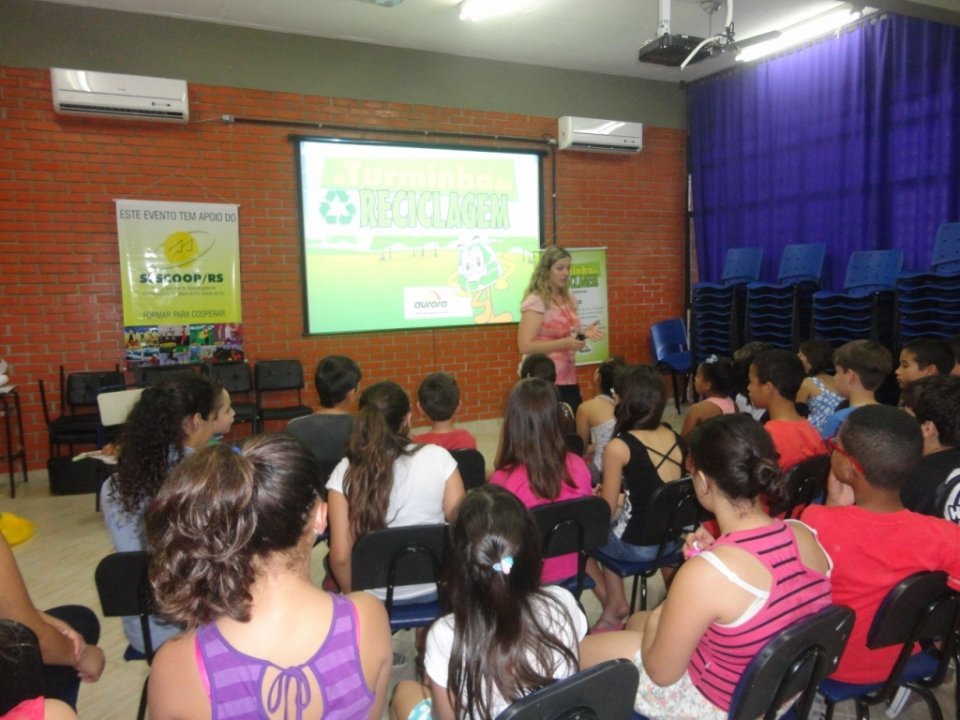 ESCOLAS RECEBEM EMPOLGADOS A TURMINHA DA RECICLAGEM