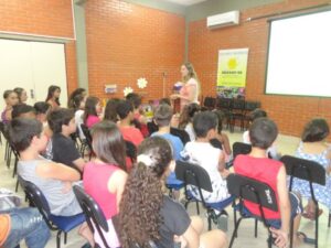 ESCOLAS RECEBEM EMPOLGADOS A TURMINHA DA RECICLAGEM