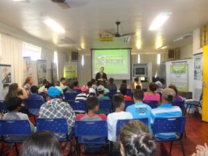 ESCOLAS RECEBEM EMPOLGADOS A TURMINHA DA RECICLAGEM