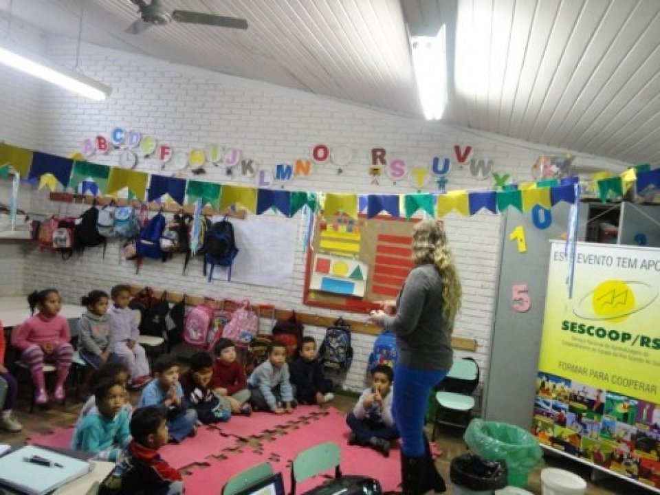 ALUNOS DE EDUCAÇÃO INFANTIL E ENSINO FUNDAMENTAL SE DIVERTEM E APRENDEM A CUIDAR DA NATUREZA