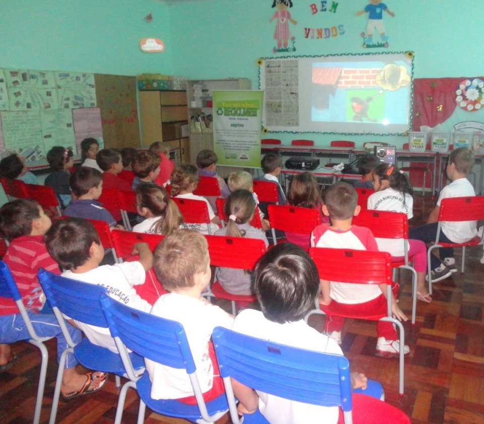 A TURMINHA DA RECICLAGEM REFORÇA ENSINAMENTOS COM ATIVIDADES PRÁTICAS EM ESCOLA