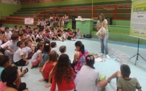 A TURMINHA DA RECICLAGEM REFORÇA ENSINAMENTOS COM ATIVIDADES PRÁTICAS EM ESCOLA