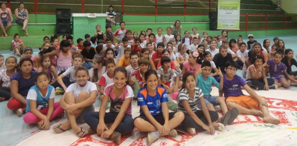 A TURMINHA DA RECICLAGEM REFORÇA ENSINAMENTOS COM ATIVIDADES PRÁTICAS EM ESCOLA