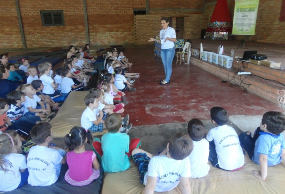 A TURMINHA DA RECICLAGEM REFORÇA ENSINAMENTOS COM ATIVIDADES PRÁTICAS EM ESCOLA