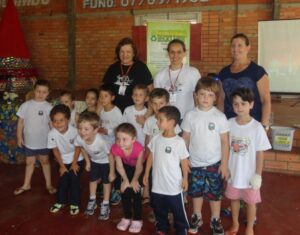 A TURMINHA DA RECICLAGEM REFORÇA ENSINAMENTOS COM ATIVIDADES PRÁTICAS EM ESCOLA