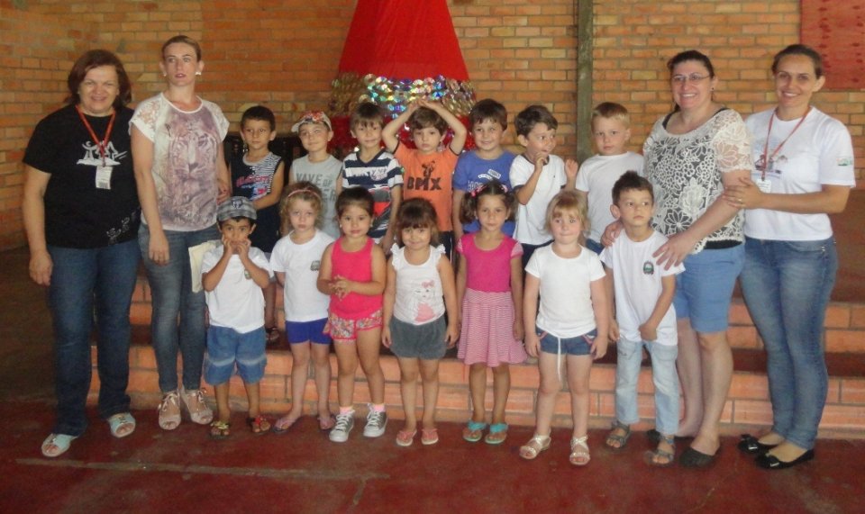 A TURMINHA DA RECICLAGEM REFORÇA ENSINAMENTOS COM ATIVIDADES PRÁTICAS EM ESCOLA