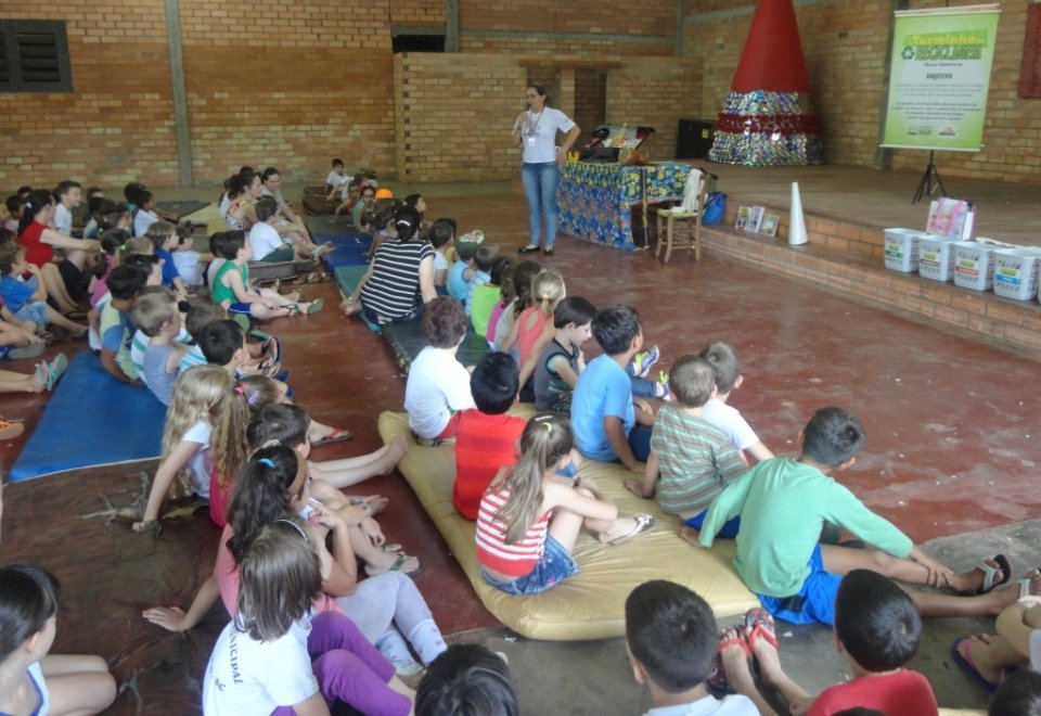 A TURMINHA DA RECICLAGEM REFORÇA ENSINAMENTOS COM ATIVIDADES PRÁTICAS EM ESCOLA