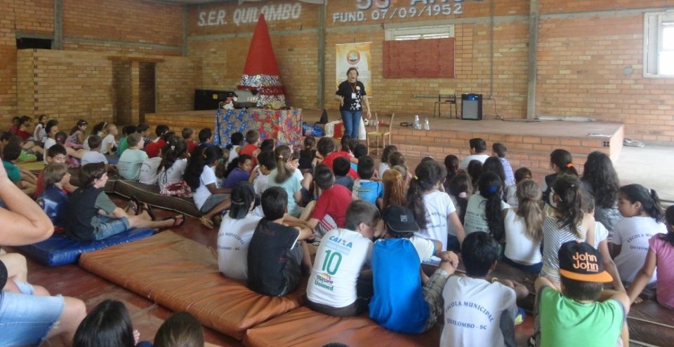 RODA DE LEITURA PARTICIPA DE EVENTO E LEVA MAIS DE 800 PESSOAS AO MUNDO DA IMAGINAÇÃO