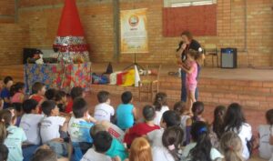 RODA DE LEITURA PARTICIPA DE EVENTO E LEVA MAIS DE 800 PESSOAS AO MUNDO DA IMAGINAÇÃO