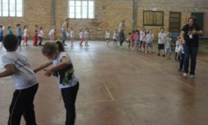 RODA DE LEITURA PARTICIPA DE EVENTO E LEVA MAIS DE 800 PESSOAS AO MUNDO DA IMAGINAÇÃO