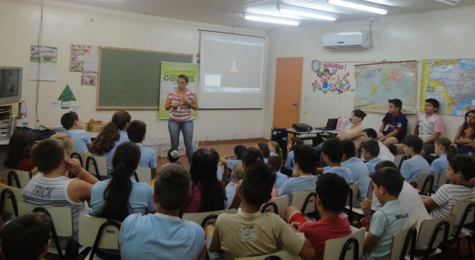 ALUNOS RELEMBRAM CONCEITOS DE EDUCAÇÃO AMBIENTAL COM A TURMINHA DA RECICLAGEM