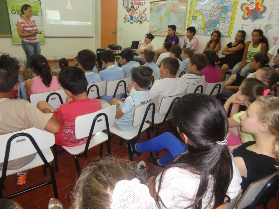 ALUNOS RELEMBRAM CONCEITOS DE EDUCAÇÃO AMBIENTAL COM A TURMINHA DA RECICLAGEM
