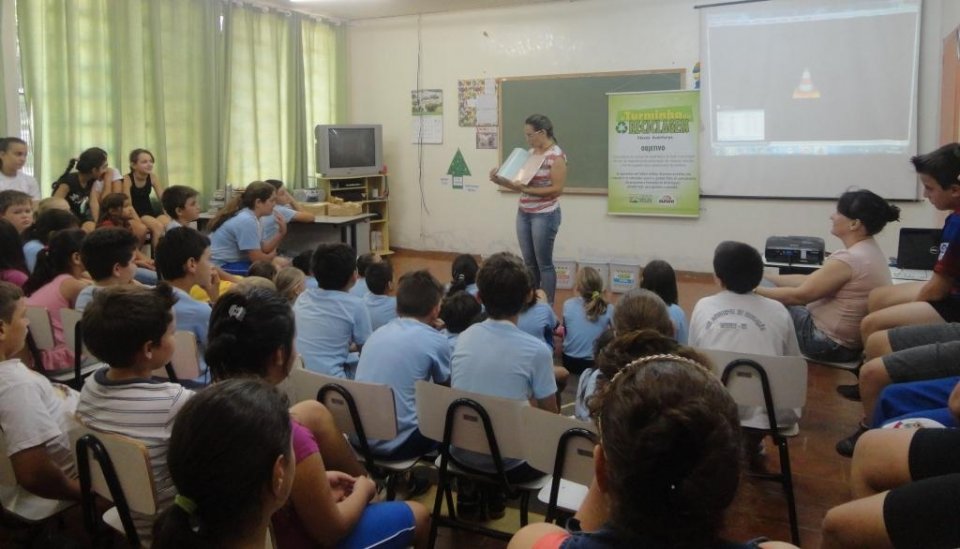 ALUNOS RELEMBRAM CONCEITOS DE EDUCAÇÃO AMBIENTAL COM A TURMINHA DA RECICLAGEM