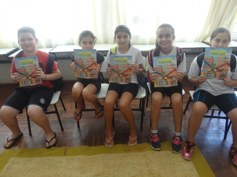 ALUNOS RELEMBRAM CONCEITOS DE EDUCAÇÃO AMBIENTAL COM A TURMINHA DA RECICLAGEM