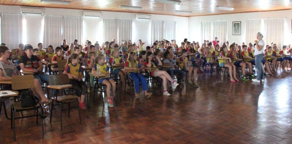 ALUNOS RELEMBRAM CONCEITOS DE EDUCAÇÃO AMBIENTAL COM A TURMINHA DA RECICLAGEM