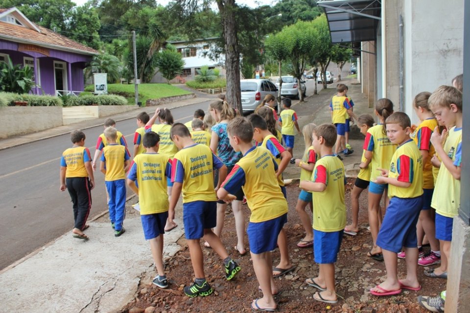 ALUNOS RELEMBRAM CONCEITOS DE EDUCAÇÃO AMBIENTAL COM A TURMINHA DA RECICLAGEM
