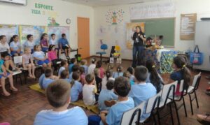 ALUNOS INTERAGEM E SE DIVERTEM COM A CONTAÇÃO DE HISTÓRIA