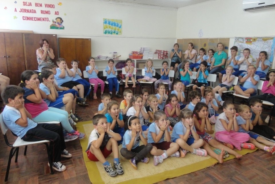 ALUNOS INTERAGEM E SE DIVERTEM COM A CONTAÇÃO DE HISTÓRIA