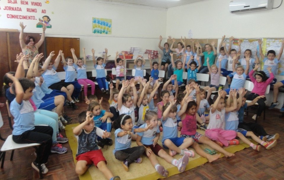 ALUNOS INTERAGEM E SE DIVERTEM COM A CONTAÇÃO DE HISTÓRIA