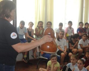 ALUNOS INTERAGEM E SE DIVERTEM COM A CONTAÇÃO DE HISTÓRIA