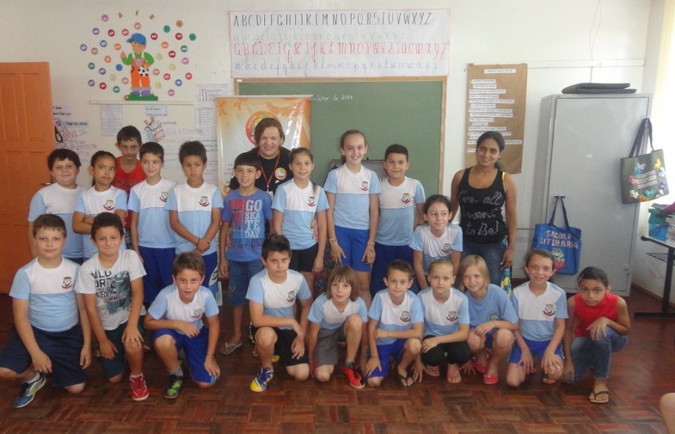 ALUNOS INTERAGEM E SE DIVERTEM COM A CONTAÇÃO DE HISTÓRIA