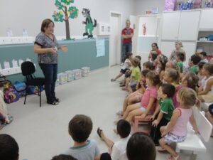 ALUNOS INTERAGEM E SE DIVERTEM COM A CONTAÇÃO DE HISTÓRIA