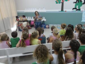 ALUNOS INTERAGEM E SE DIVERTEM COM A CONTAÇÃO DE HISTÓRIA