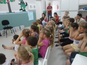 ALUNOS INTERAGEM E SE DIVERTEM COM A CONTAÇÃO DE HISTÓRIA