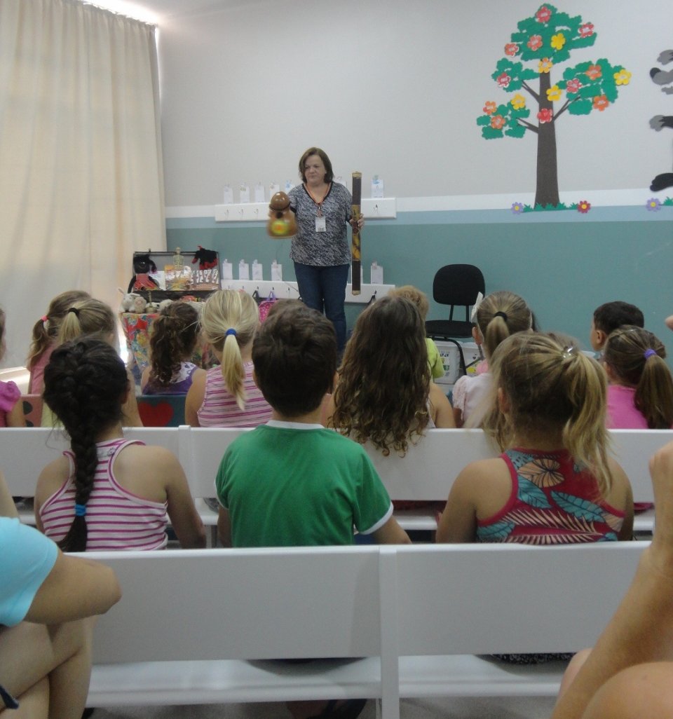 ALUNOS INTERAGEM E SE DIVERTEM COM A CONTAÇÃO DE HISTÓRIA