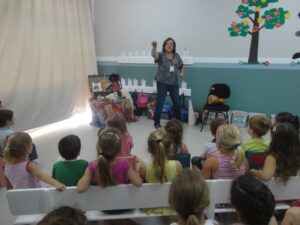 ALUNOS INTERAGEM E SE DIVERTEM COM A CONTAÇÃO DE HISTÓRIA