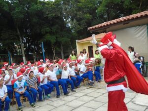 VOLUNTÁRIOS REALIZAM NATAL COOPERADO EM ESCOLA ESPECIAL