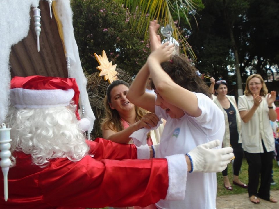 VOLUNTÁRIOS REALIZAM NATAL COOPERADO EM ESCOLA ESPECIAL