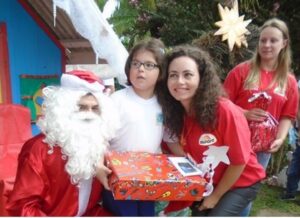 VOLUNTÁRIOS REALIZAM NATAL COOPERADO EM ESCOLA ESPECIAL