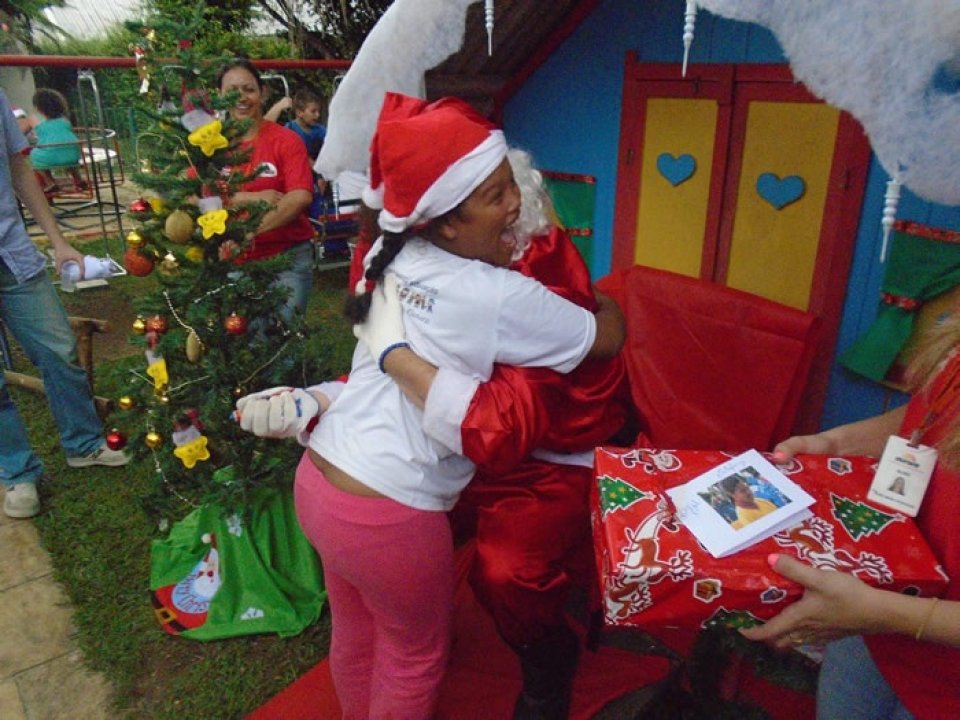 VOLUNTÁRIOS REALIZAM NATAL COOPERADO EM ESCOLA ESPECIAL