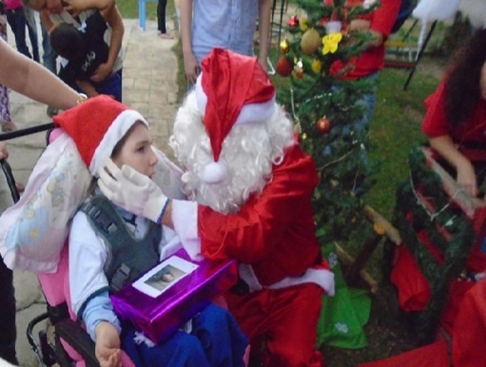 VOLUNTÁRIOS REALIZAM NATAL COOPERADO EM ESCOLA ESPECIAL