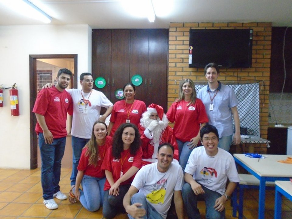 VOLUNTÁRIOS REALIZAM NATAL COOPERADO EM ESCOLA ESPECIAL