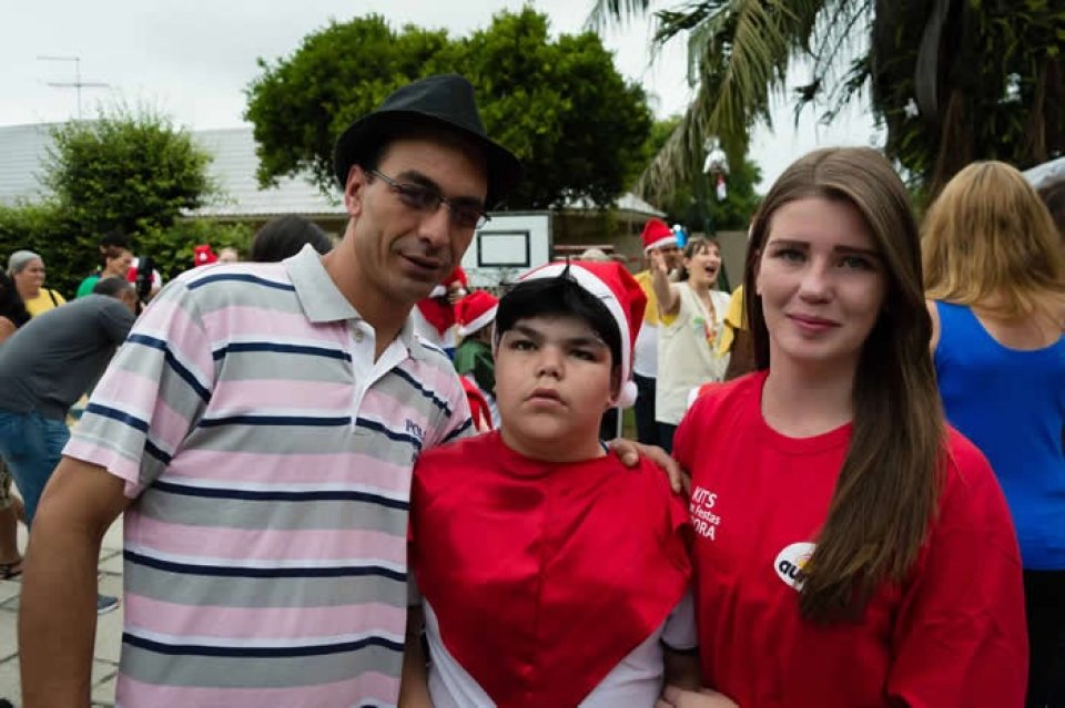 VOLUNTÁRIOS REALIZAM NATAL COOPERADO EM ESCOLA ESPECIAL