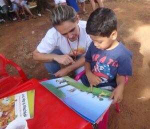 KOMBI BIBLIOTECA LEVA AS CRIANÇAS AO MUNDO DA IMAGINAÇÃO