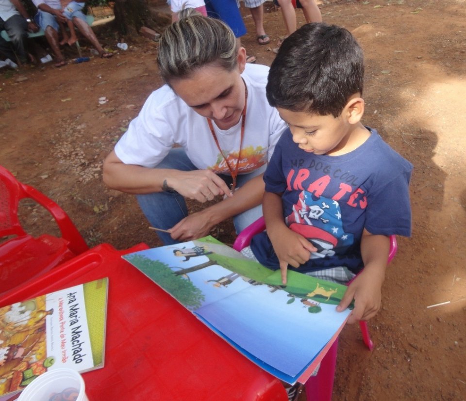 KOMBI BIBLIOTECA LEVA AS CRIANÇAS AO MUNDO DA IMAGINAÇÃO