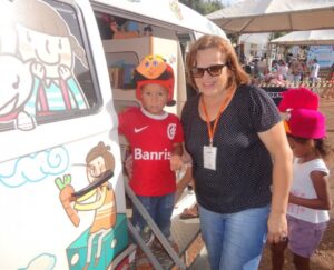 KOMBI BIBLIOTECA LEVA AS CRIANÇAS AO MUNDO DA IMAGINAÇÃO